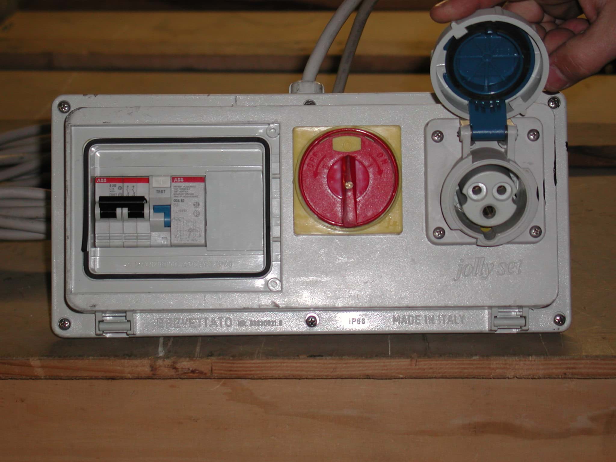 Picture of 3 kW single phase power supply box